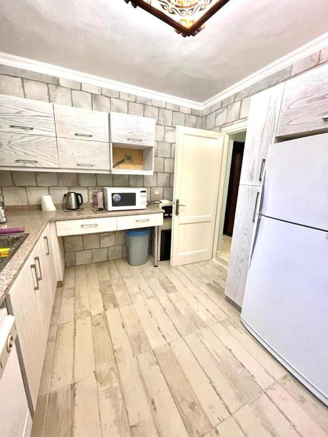 Luxurious 3 Bedroom Rustic Apartment Overlooking Huge Garden - For Families And Couples Kairo Bagian luar foto
