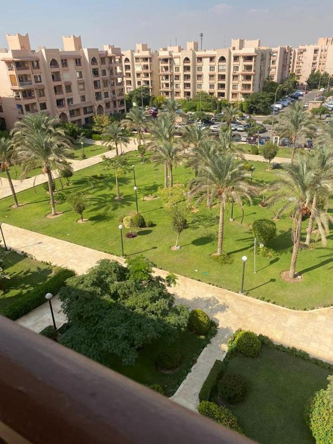Luxurious 3 Bedroom Rustic Apartment Overlooking Huge Garden - For Families And Couples Kairo Bagian luar foto