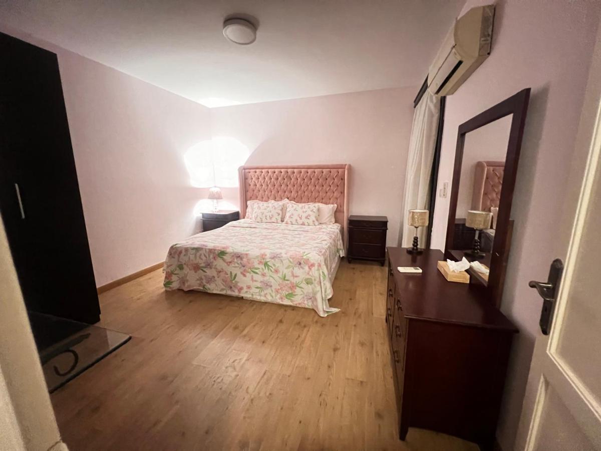 Luxurious 3 Bedroom Rustic Apartment Overlooking Huge Garden - For Families And Couples Kairo Bagian luar foto