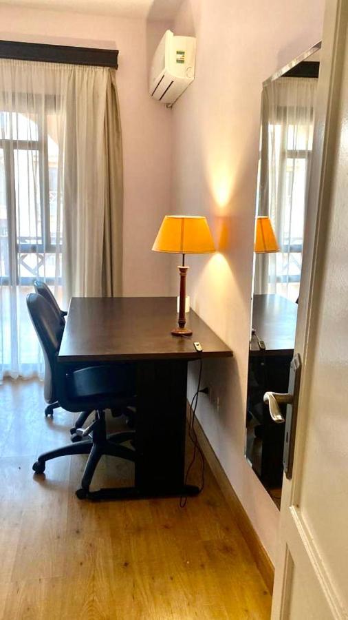 Luxurious 3 Bedroom Rustic Apartment Overlooking Huge Garden - For Families And Couples Kairo Bagian luar foto