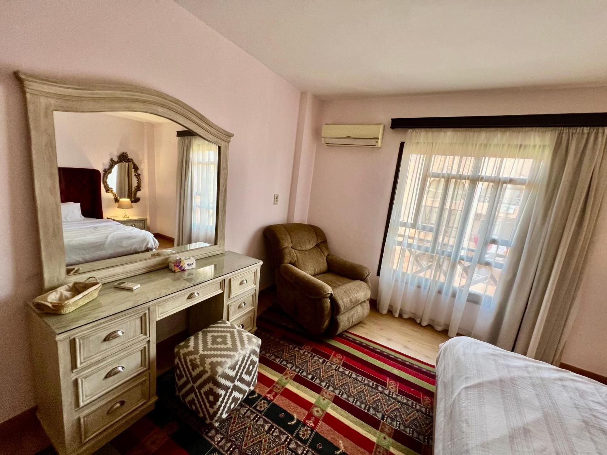 Luxurious 3 Bedroom Rustic Apartment Overlooking Huge Garden - For Families And Couples Kairo Bagian luar foto