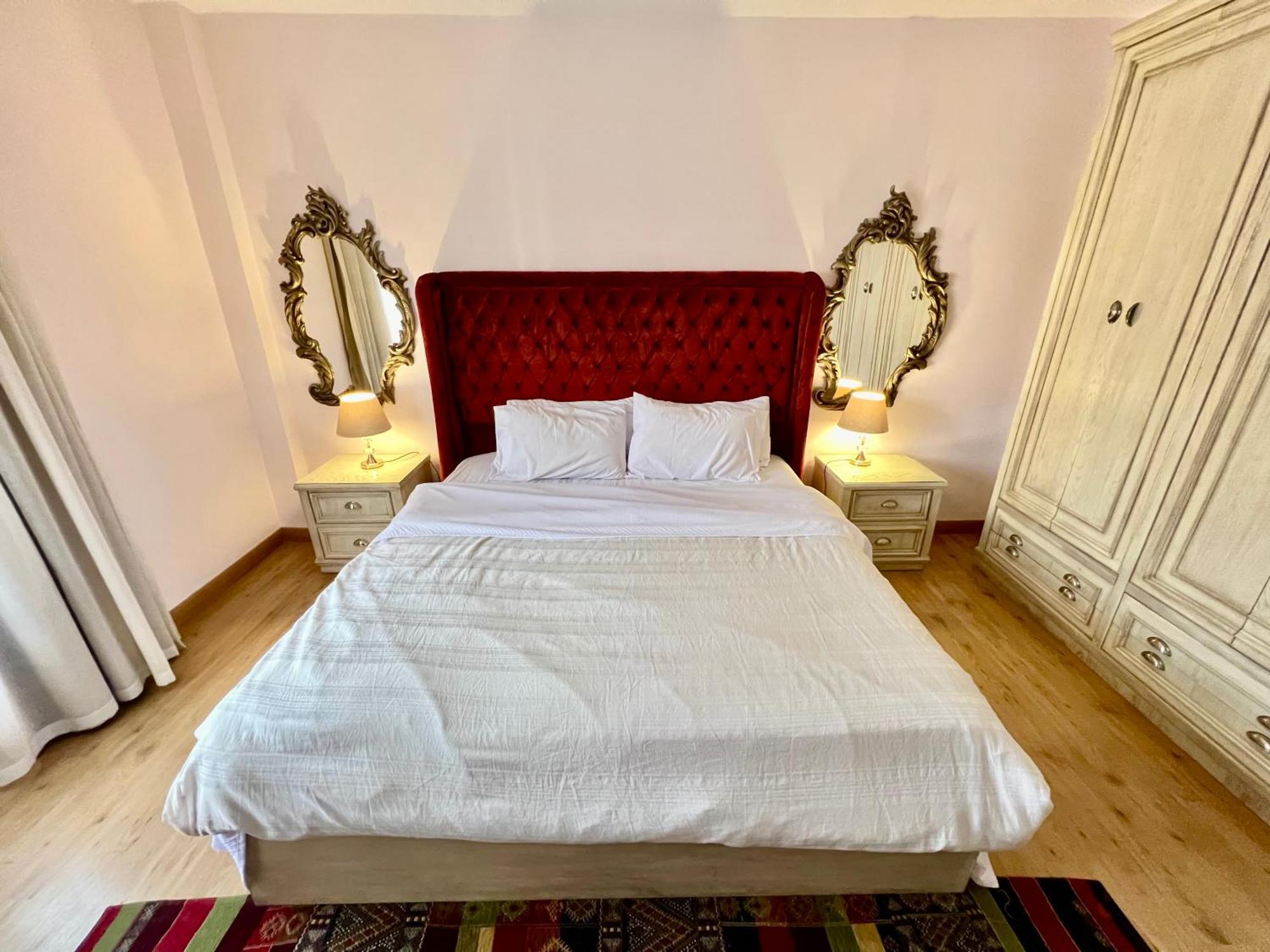 Luxurious 3 Bedroom Rustic Apartment Overlooking Huge Garden - For Families And Couples Kairo Bagian luar foto